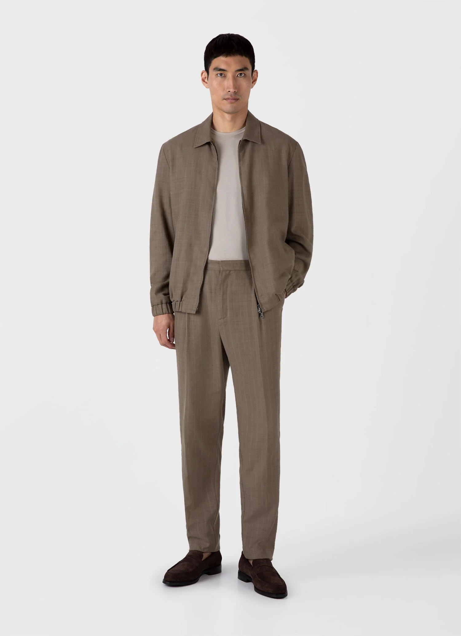 Men's Cotton Raffia Pleat Trouser in Dark Stone - Image 2
