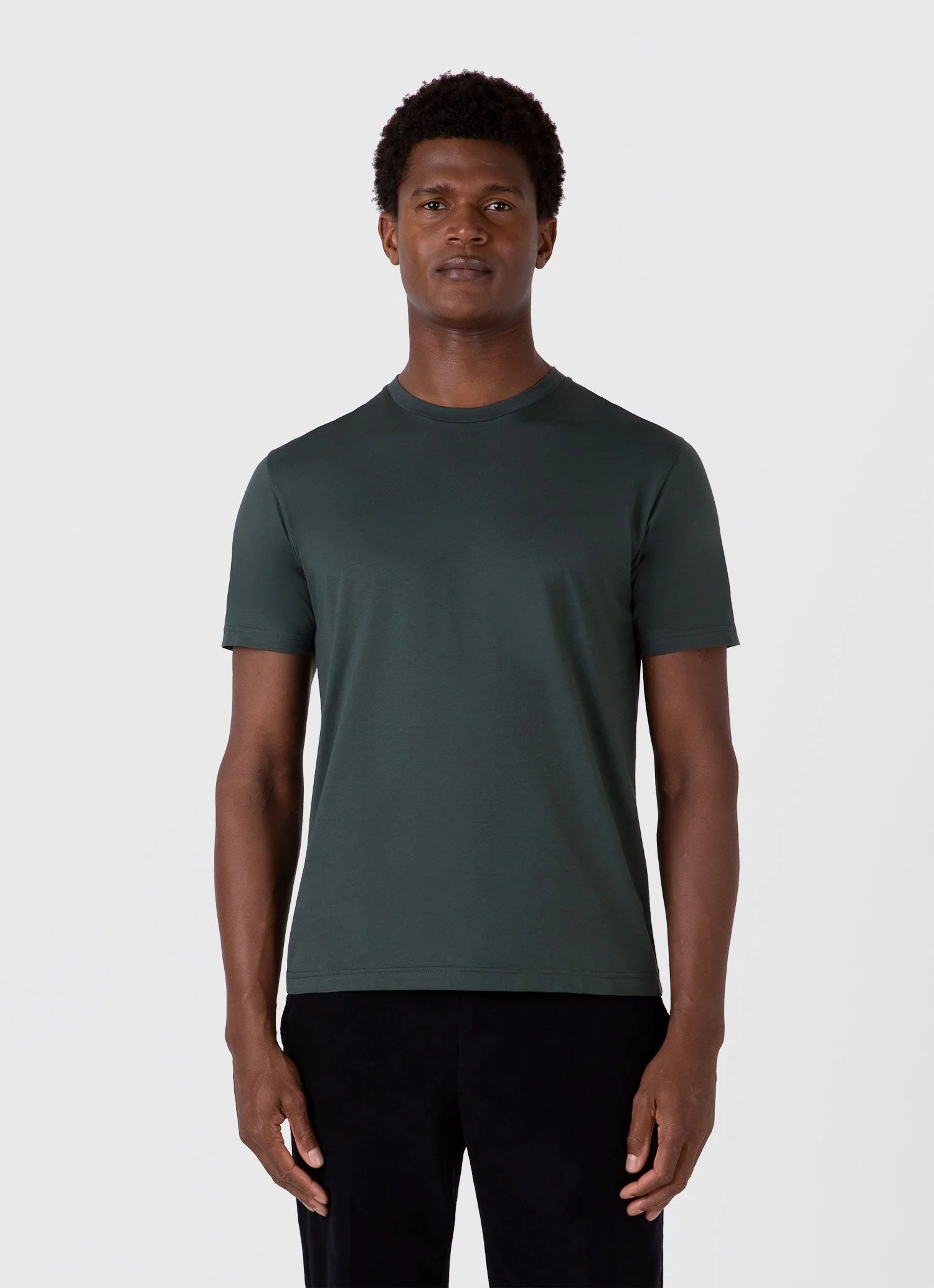 Men's Riviera Midweight T-shirt in Holly Green - Image 2