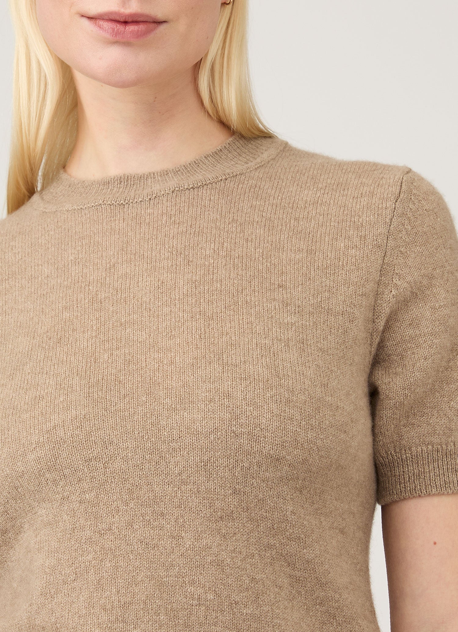 Women's Cashmere T-Shirt in Mink - Image 4